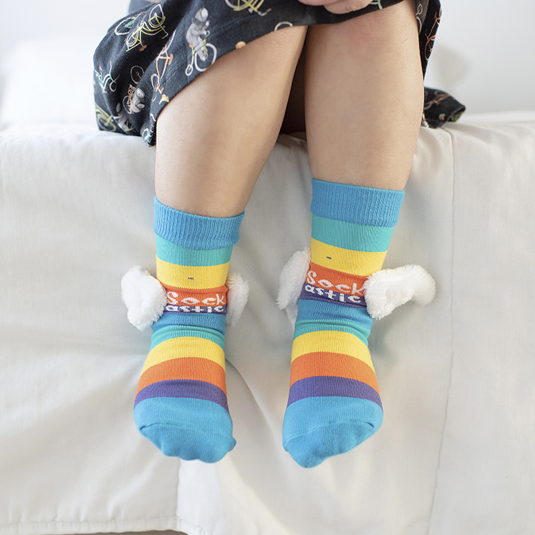pés de criança com meia sockastic stripes 3d infantil decorada